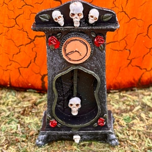 Miniature Skeleton Clock - Fairy Garden - Halloween Miniatures - Cake Toppers - Halloween Decor - Miniature Clock - Cake Toppers - Skeleton
