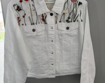 Jeansjacke mit weißen Applikationen