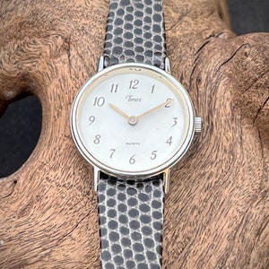 Relógio de quartzo feminino com mostrador branco Timex dos anos 80