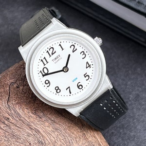 Relógio de quartzo feminino com mostrador branco Timex dos anos 80