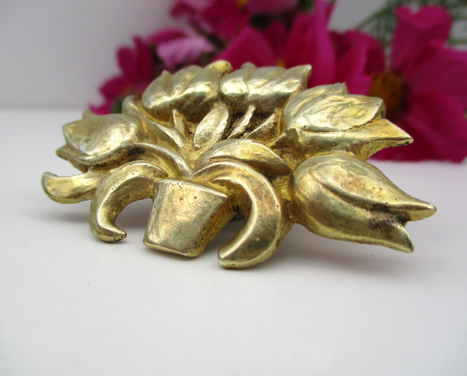 Magnifique broche en rubis de 26,88 carats, émeraudes et diamants En