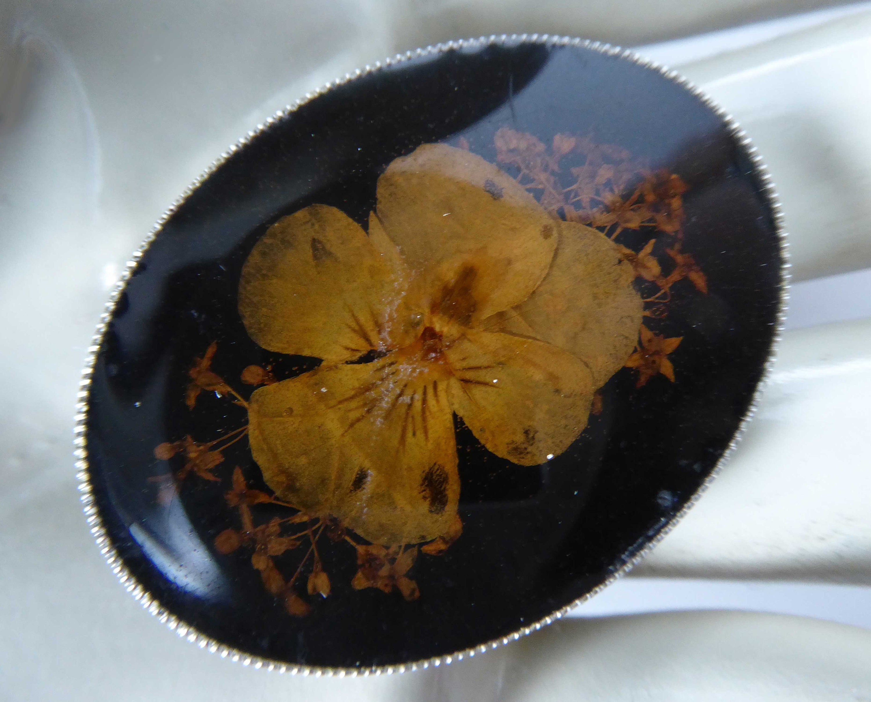 ヨーロッパ　アンティーク　押し花 ヴィンテージ押し花ブローチ：花の樹脂ジュエリー - Etsy 日本