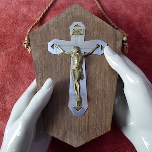 Vintage religiöses Wandkruzifix mit Eichenplakette | Französisches religiöses Dekor | Fronleichnam