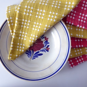 Set Mit Sechs Französischen Servietten Aus Senf Gelb Und Roten Baumwollstoff