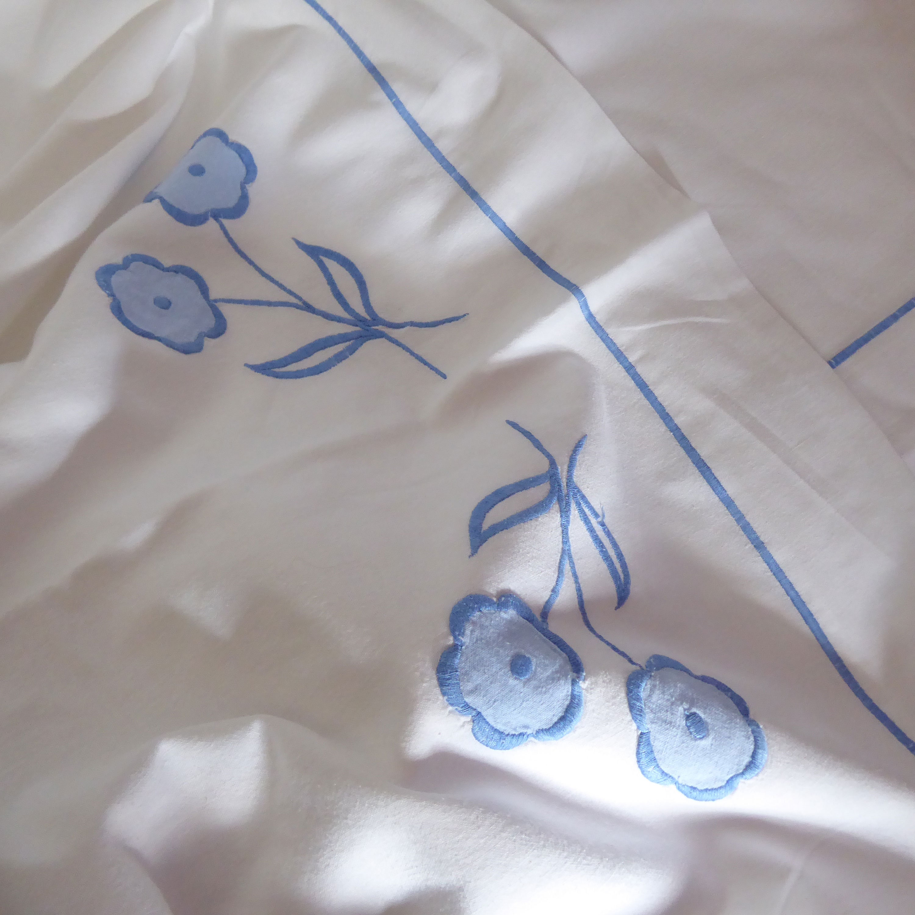 フランスのヴィンテージコットンベッドシーツ：青い花の刺繍 - Etsy 日本
