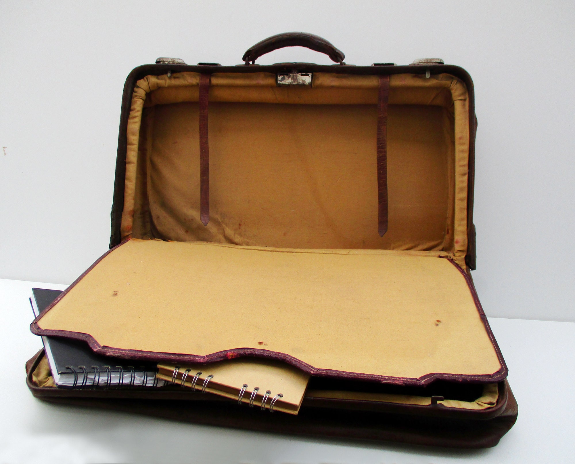 CMR Classic Firearms :: Antique Gladstone Travel Bag. Ref.#. 6a.