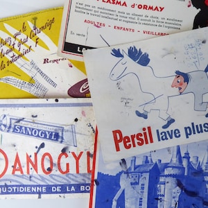 Pode incluir: Um anúncio vintage de Sanogyl, uma pasta de dentes ou um enxaguante bucal. O anúncio apresenta uma ilustração vermelha e azul de um tubo de pasta de dentes com o nome da marca Sanogyl. O texto "La Quotidienne de la Bo" também é visível. O anúncio está impresso em um fundo branco com tinta preta.