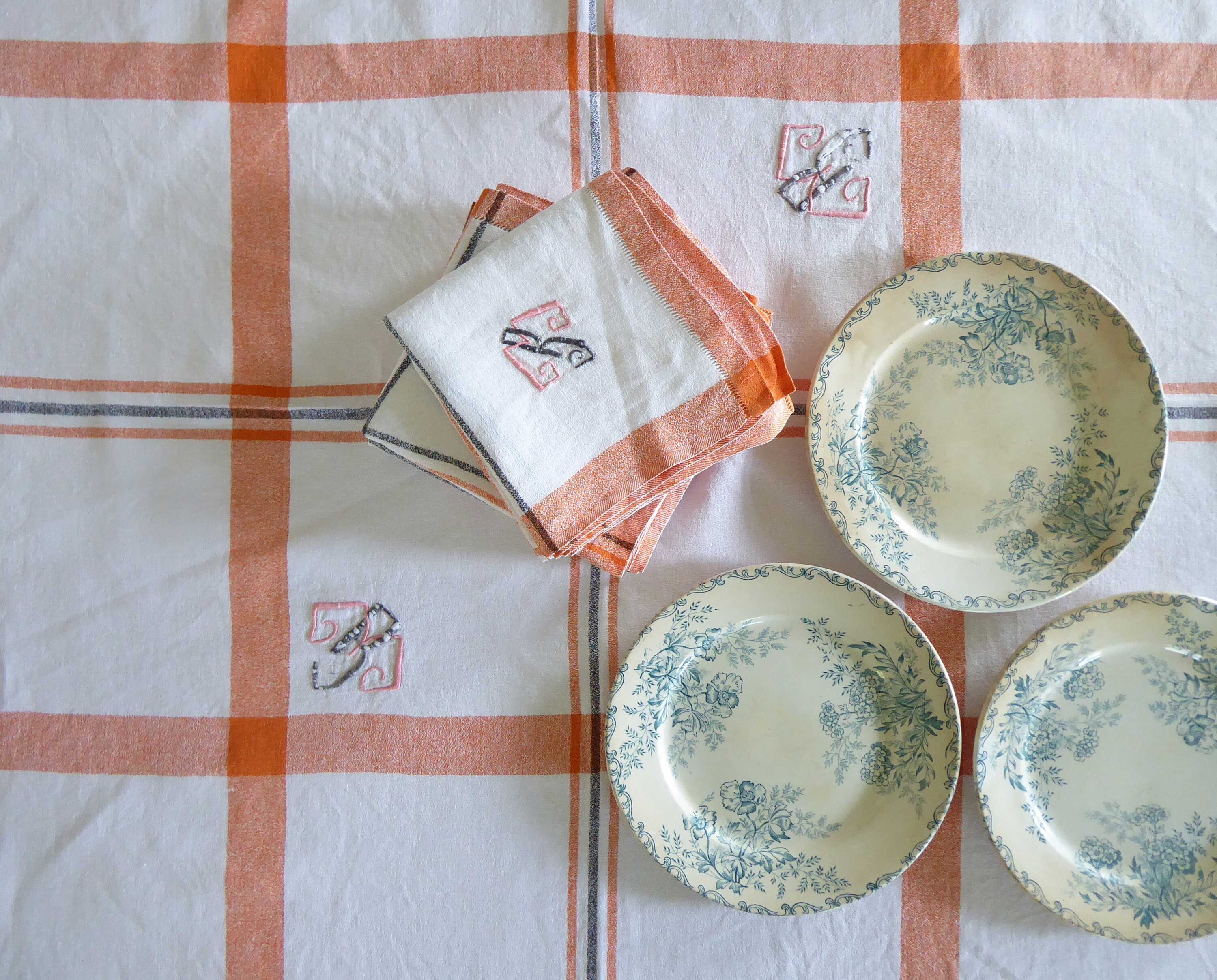 Nappe et 8 serviettes brodées basque ancienne rouge bordeaux
