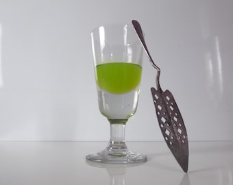 Zestaw zabytkowych francuskich łyżeczek i szklanek do absyntu