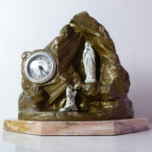 Het wonder van Lourdes | Antieke tinnen religieuze sculptuur met klok | Souvenir van Lourdes