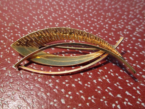 Broche Vintage En Métal Ou Plaqué Or - Bijou D'occasion Avec Traces D'usure - Style Rétro