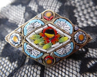 Broche vintage italiano em micromosaico: joia floral em latão.