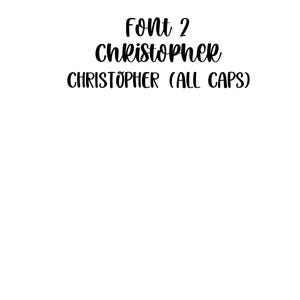K&ouml;nnte beinhalten: Schwarzer Text auf wei&szlig;em Hintergrund mit der Beschriftung Font 2, gefolgt von dem Namen Christopher in einer Schreibschrift und dem Namen CHRISTOPHER in einer serifenlosen Gro&szlig;buchstabenschrift, die zwei verschiedene Schriftstile zeigt.