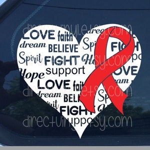 Può includere: Adesivo bianco a forma di cuore con le parole "LOVE", "faith", "dream", "BELIEVE", "Spirit", "FIGHT", "Hope", "support", "LOVE", "faith", "dream", "BELIEVE", "FIGHT" e un nastro rosso.