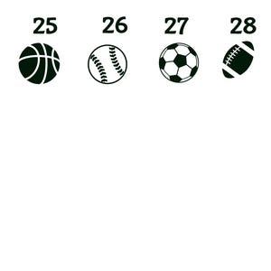 K&ouml;nnte beinhalten: Ein Set aus vier schwarzen Sportball-Symbolen, die horizontal angeordnet sind. Von links nach rechts sind die Symbole ein Basketball mit der Nummer 25, ein Baseball mit 26, ein Fu&szlig;ball mit 27 und ein American-Football-Ball mit der Nummer 28.