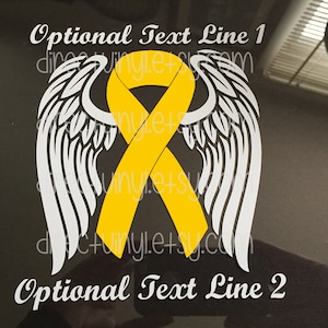 Op de afbeelding: Geel lint met witte engelenvleugels, met de tekst "Optional Text Line 1" en "Optional Text Line 2" op een zwarte achtergrond.