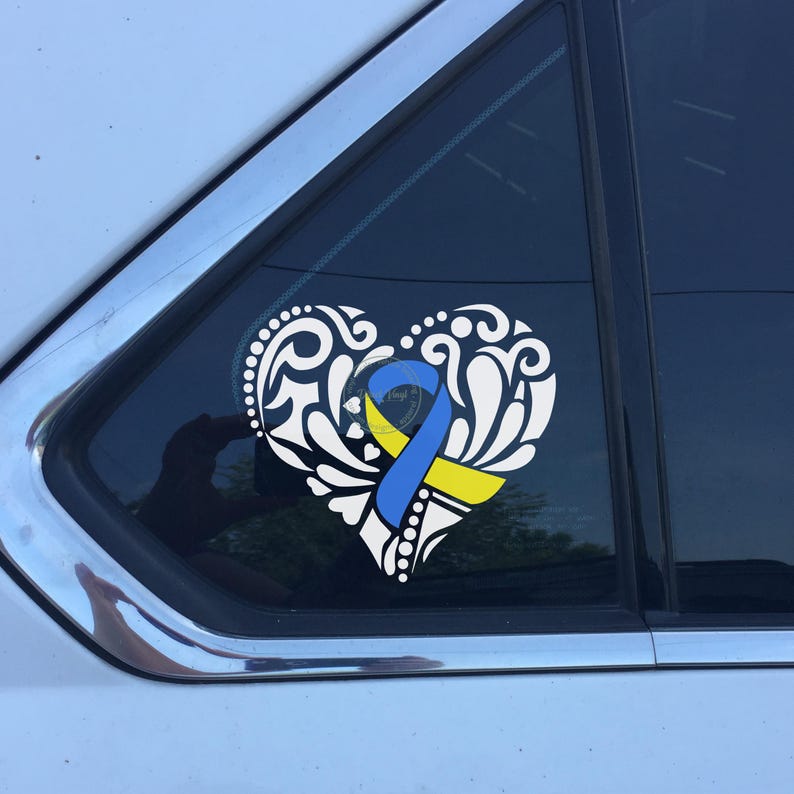 Vinylaufkleber mit blau-gelbem Herz-Schleifenmotiv zur Sensibilisierung für das Down-Syndrom – Autoaufkleber aus Vinyl – 5,7 x 6,5 Zoll Bild 1