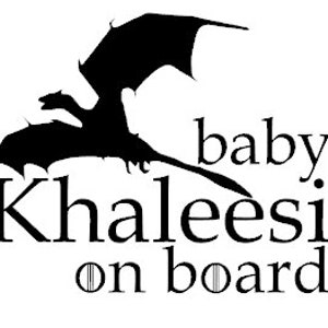 Naklejka na okno z motywem Gry o Tron Baby Khaleesi na pokładzie z winylu