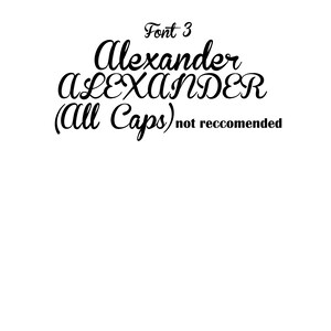 K&ouml;nnte beinhalten: Eine schwarze Textgrafik mit Font 3, dem Namen Alexander in Schreibschrift, dem Namen ALEXANDER in einer serifenbetonten Gro&szlig;buchstabenschrift und dem Text (All Caps) not reccomended, alles vor einem wei&szlig;en Hintergrund f&uuml;r klare Sichtbarkeit.