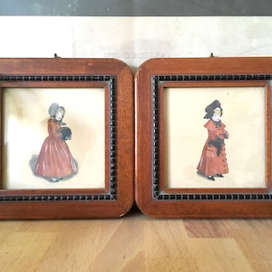Pareja vintage de niñas victorianas pintadas a mano en marcos de caoba, década de 1940