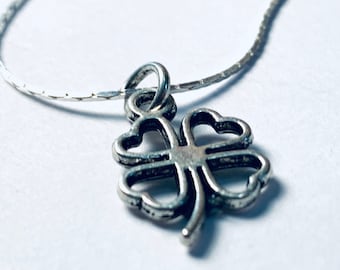 Delicado collar de trébol de cuatro hojas en plata de ley: amuleto de trébol de la suerte