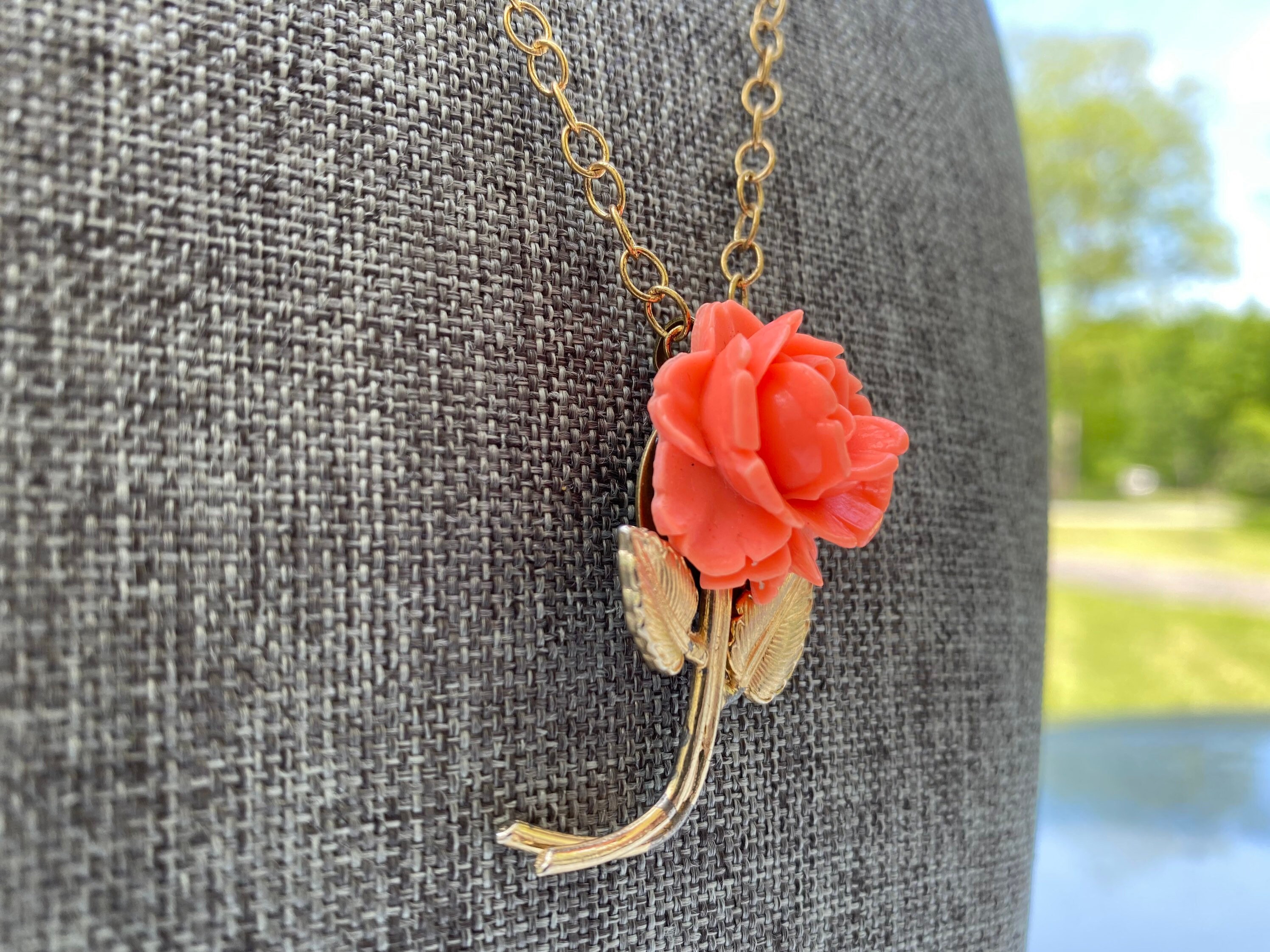 Pendentif Vintage Doré Avec Fleur En Vrai Corail Rose – Bijou Rétro – Ancien