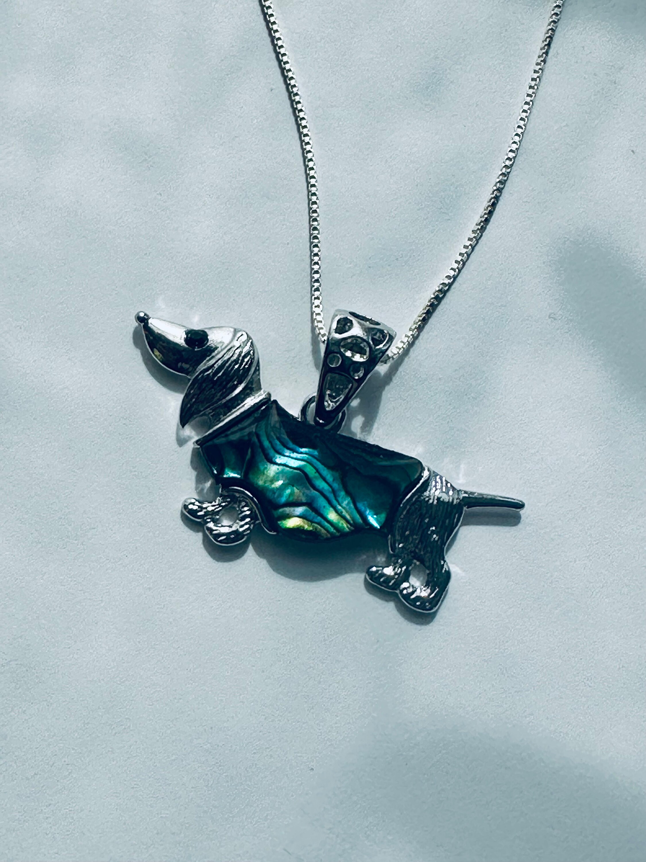Collana Con Ciondolo Bassotto In Conchiglia Abalone Iridescente - Catenina Argento 45,7 Cm - Gioiello Artigianale