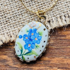 Vintage Floral Stone Pendant - Gold Filigree Frame - Vintage Oval Pendant