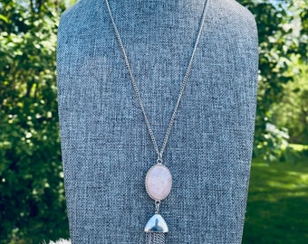 Collar con borlas de cuarzo rosa y colgante de cristal plateado