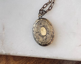 Oval Locket - Bronze Locket - Vintage Locket - Vintage Jewelry