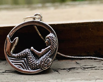 Collar vintage con colgante de sirena - JustBeadItByDrue