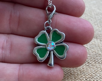 Collar de trébol de cuatro hojas: amuleto de la suerte