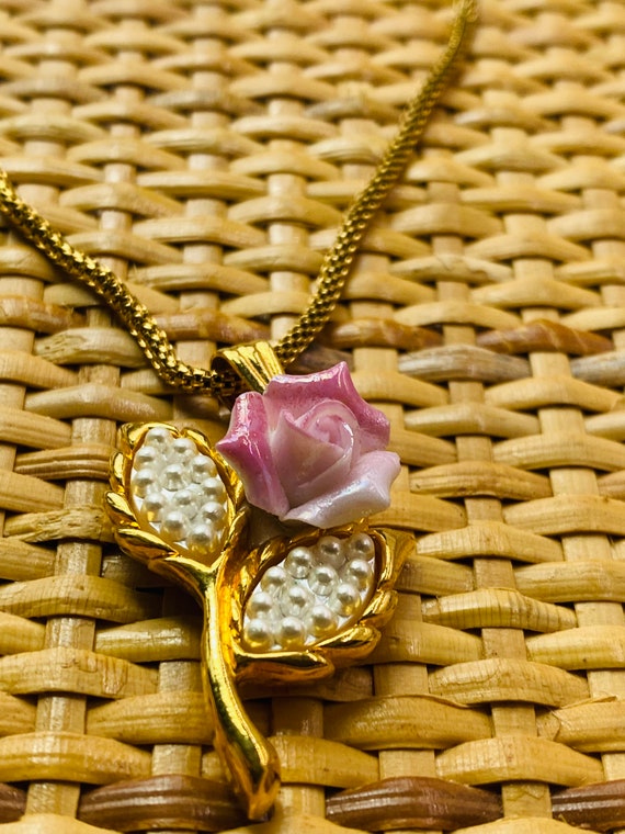 ■VINTAGE HOLLYWOOD■ Petit Pearl Rose Necklace VH2435NE009M Pearl Rose Jewelry - Vintage AVON Necklace - Pink Porcelain