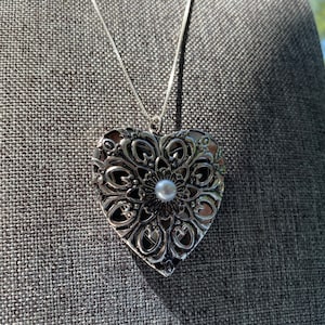 Medallón de corazón de plata de ley: collar con colgante de perla de filigrana