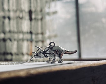 Srebrny naszyjnik z triceratopsem: biżuteria z zawieszkami w kształcie dinozaura