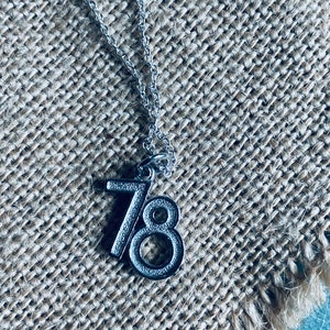 Vintage 1978 Avon Collar 78 colgante número de encanto año cumpleaños jersey tono plateado