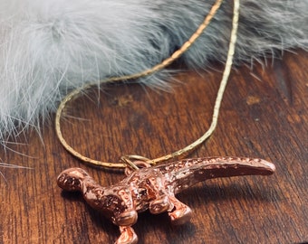Collar colgante de dinosaurio - Planta Eater Brontosaurus Charm - Collar de oro - JustBeadItByDrue
