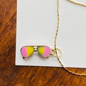 Pink and Gold Sunglasses with Retro Charm Pink and Gold Sunglasses with Retro Charm main image 2