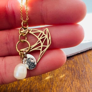 Collier oiseau en origami : breloque dorée, accent de perles