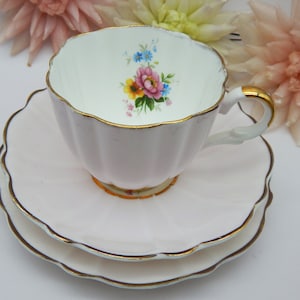 Joli trio vintage en porcelaine tendre rose pastel des années 1930 en forme de marguerite, assiette tasse soucoupe