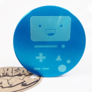 Abenteuer Zeit BMO 2.2&quot; Laser geätzt 4 Stück Kräutermühle