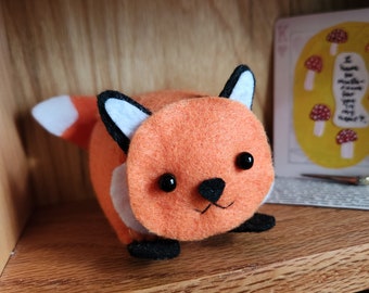 Cube Critter: animal de peluche en forma de zorro con un pequeño bolsillo en el vientre