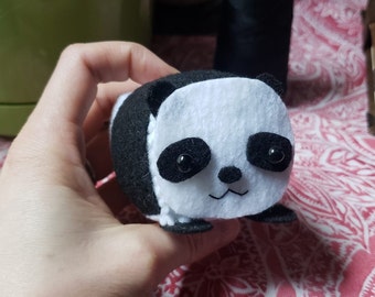Cube Critter: Panda- Animal de peluche en forma de cubo con un pequeño bolsillo en el vientre