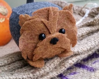 Cube Critter: Yorkie Terrier: animal de peluche con forma de cubo y un pequeño bolsillo en el vientre.