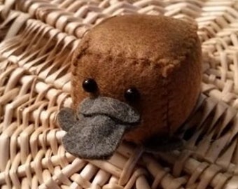 Cube Critter: Platypus: animal de peluche con forma de cubo y un pequeño bolsillo en el vientre.