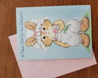 Tarjeta de Pascua con un conejito de Pascua de papel y un diseño de cottage core. Saludos de Buzza Gibson.