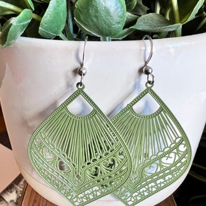 Green leaf earrings with small lace hearts