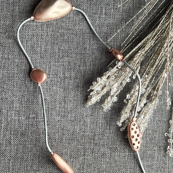 Imposing gray rose gold style necklace