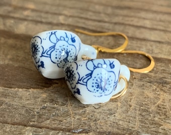Boucles d’oreilles breloque tasse de thé avec motifs de dentelle bleu sur crochet alliage de métaux or cup of tea