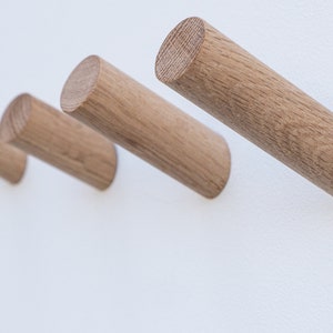 Wandhaken 3er-Set, 5er-Set oder einzeln von TOMAZIN Garderobenhaken, Holzhaken, Minimalistische Wandaufbewahrung, Garderobe, Kleiderbügel. Bild 1